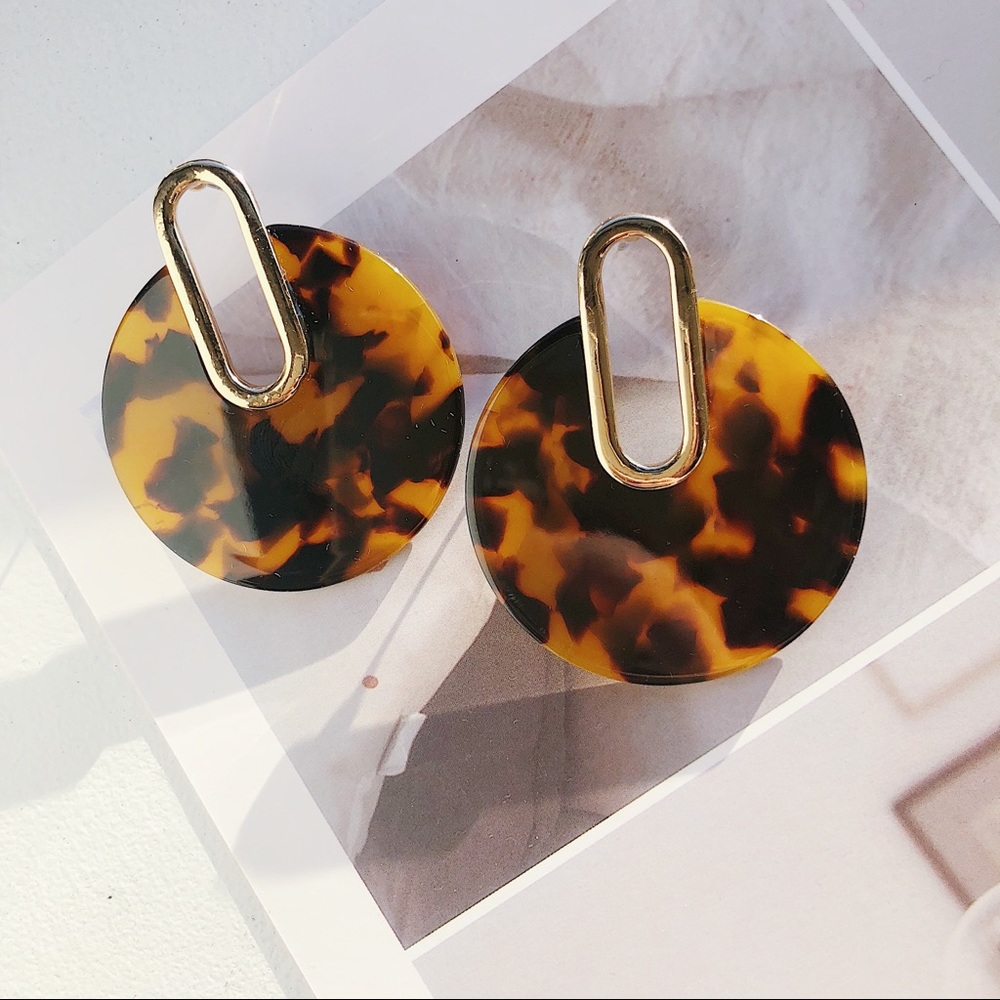 Last one Resin Tortoise Shell Hoop Dangle Earrings - Picture 3 of 6